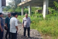 Wagub Malut saat melakukan sidak di kantor BPKAD dan menemukan sejumlah bangun yang mangkrak. 