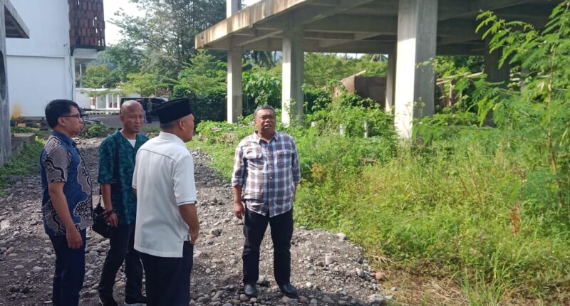 Wagub Malut saat melakukan sidak di kantor BPKAD dan menemukan sejumlah bangun yang mangkrak. 