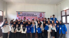 Dekan Ilmu Pemerintahan foto bersama pemateri dan peserta. 