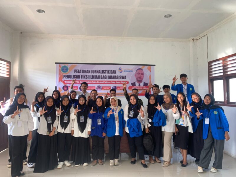 Dekan Ilmu Pemerintahan foto bersama pemateri dan peserta. 