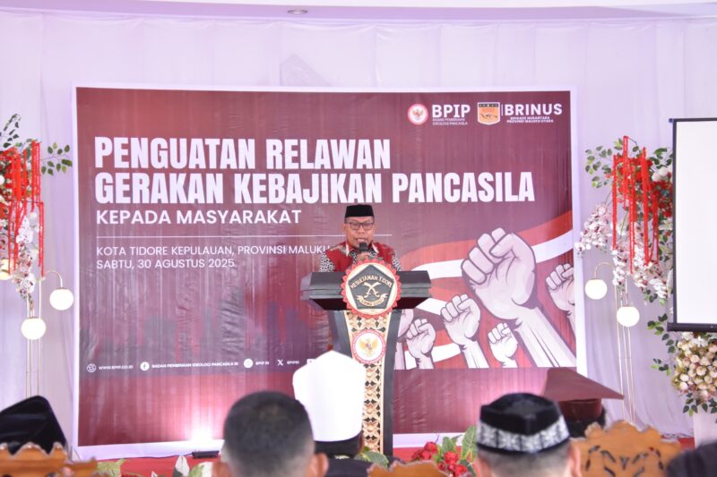 Asisten Sekda Bidang Administrasi Umum, Yakub Husain, saat mewakili Wali Kota pada acara Penguatan Relawan Gerakan Kebajikan Pancasila di halaman Kedaton Kesultanan Tidore, Sabtu (30/8/2025).