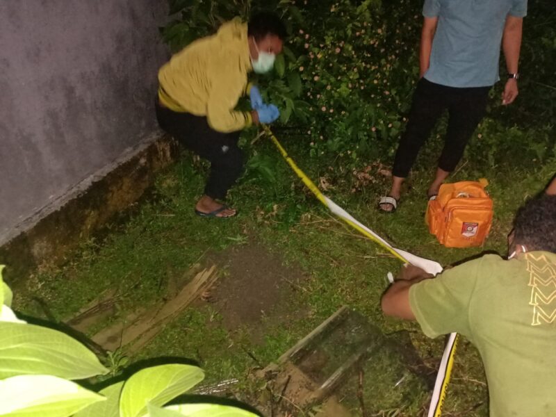 Polisi melakukan olah TKP