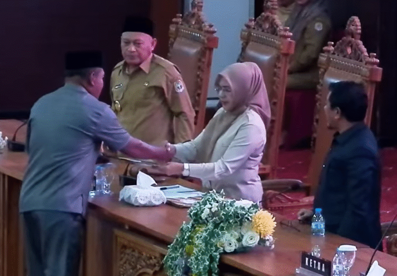 Juru bicara Fraksi PKB, Irfan Soekoenay menyerahkan draft pandangan fraksi ke pimpinan DPRD.