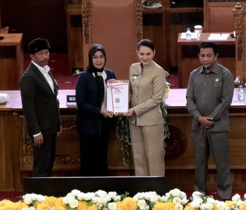 Gubernur Maluku 
Utara, Sherly Tjoanda menyerahkan dokumen KUA PPAS kepada pimpinan DPRD Malut.