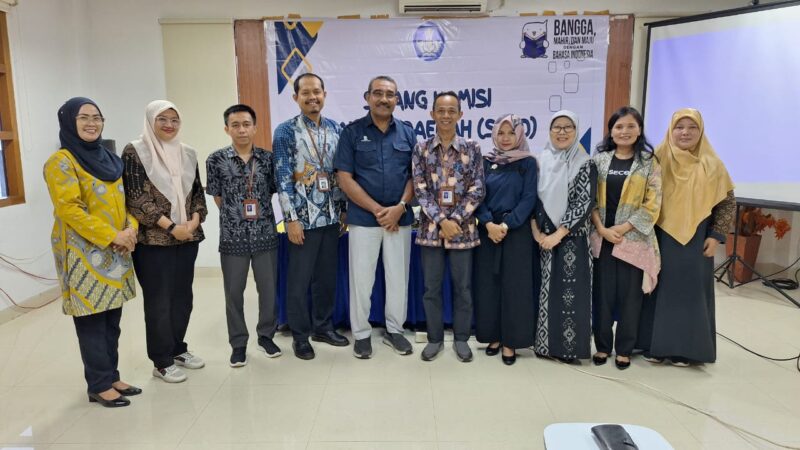 Foto bersama Kepala Balai Bahasa Provinsi Maluku Utara, Nukman S.S., M. Hum., Direktur Universitas Terbuka Ternate, Dr. Muchlis Hafel, M.Si., narasumber kegiatan, Kasubbag Balai Bahasa Provinsi Maluku Utara, dan peserta kegiatan.
