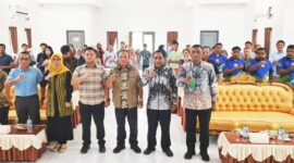 Foto bersama Kadis Pangan Malut, Dheni Tjan, Asisten III Setda Malut, Asrul Gailea, Kepala BPMKP, Rahmad, Satgas Pangan Polda Malut dan peserta dari labupaten kota. 