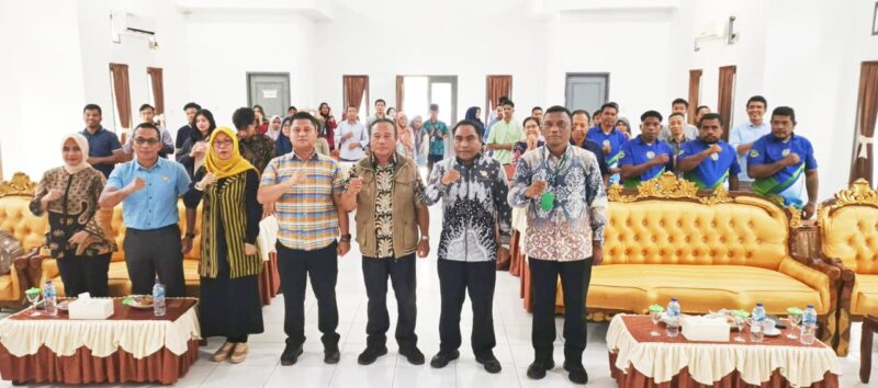Foto bersama Kadis Pangan Malut, Dheni Tjan, Asisten III Setda Malut, Asrul Gailea, Kepala BPMKP, Rahmad, Satgas Pangan Polda Malut dan peserta dari labupaten kota. 