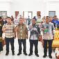 Foto bersama Kadis Pangan Malut, Dheni Tjan, Asisten III Setda Malut, Asrul Gailea, Kepala BPMKP, Rahmad, Satgas Pangan Polda Malut dan peserta dari labupaten kota. 