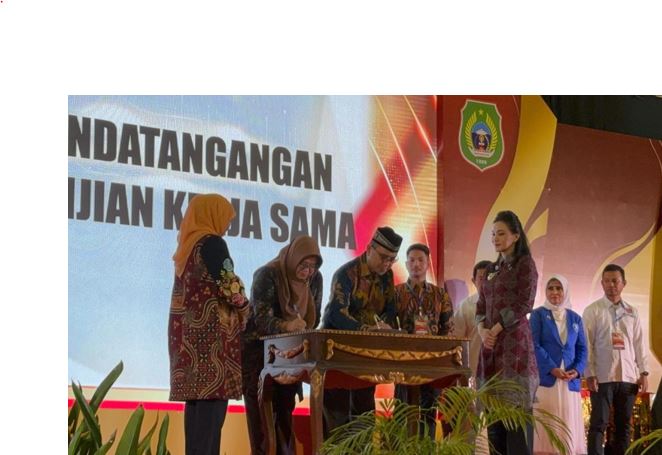 Gubernur Malut Sherly Laos dan Gubernur Jatim Khofifah Parawansyah menyaksikan penandatanganan perjanjian kerja sama antara Diskominfo Malut dan Provinsi Jawa Timur