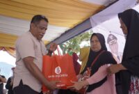 Asisten Sekda Bidang Perekonomian dan Pembangunan, Taher Husain secara simbolis menyerahkan paket sembako dalam kegiatan GPM. 