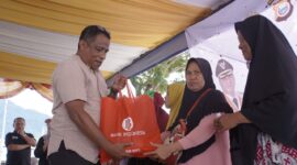 Asisten Sekda Bidang Perekonomian dan Pembangunan, Taher Husain secara simbolis menyerahkan paket sembako dalam kegiatan GPM. 