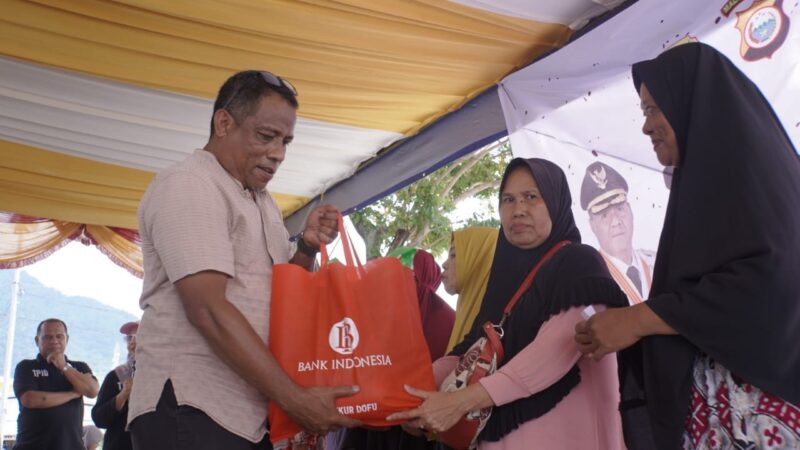 Asisten Sekda Bidang Perekonomian dan Pembangunan, Taher Husain secara simbolis menyerahkan paket sembako dalam kegiatan GPM. 