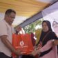Asisten Sekda Bidang Perekonomian dan Pembangunan, Taher Husain secara simbolis menyerahkan paket sembako dalam kegiatan GPM. 