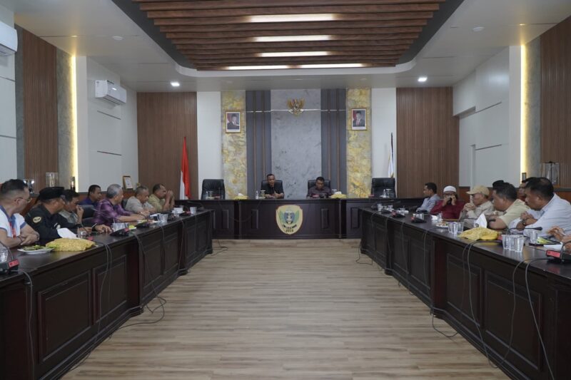 Wali Kota Tidore Kepulauan, Muhammad Sinen mengikuti rakor pengendalian inflasi daerah melalui zoom meeting dengan Mendagri Tito Karnavian. 