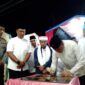 Wali Kota Tidore, Muhammad Sinen melakukan peresmian Masjid Al-Mujahiddin dengan tanda tangan prasasti. 