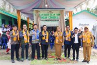 Foto bersama pimpinan PT. Octarine Parfume, Avatar Sula dan pihak sekolah SDIT Insan Cendikia. 