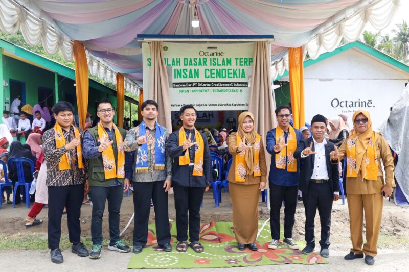 Foto bersama pimpinan PT. Octarine Parfume, Avatar Sula dan pihak sekolah SDIT Insan Cendikia. 