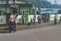 Anggota Polsek Ibu membersihkan Masjid Al-Ikhlas. 