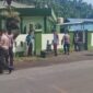 Anggota Polsek Ibu membersihkan Masjid Al-Ikhlas. 