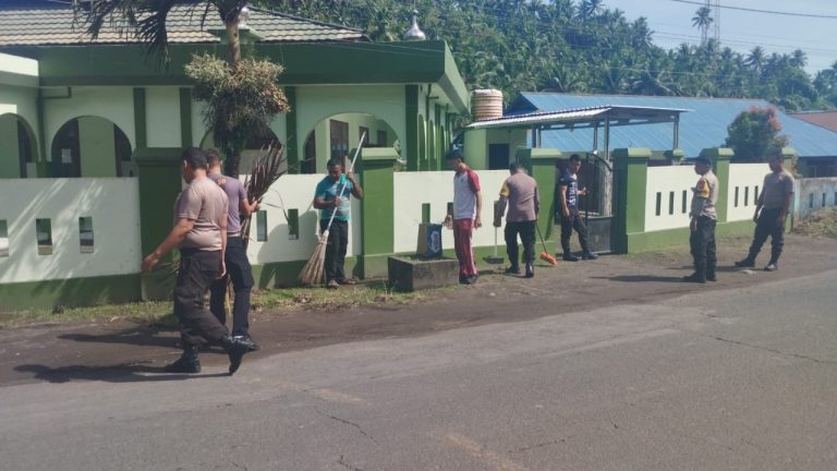 Anggota Polsek Ibu membersihkan Masjid Al-Ikhlas. 