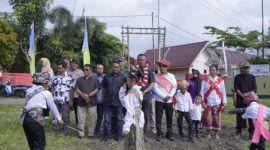 Kedatangan Wali Kota Muhammad Sinen di sambut dengan tarian adat di Desa Bukit Durian. 