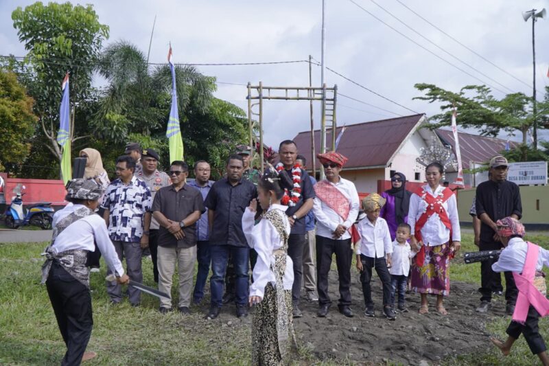 Kedatangan Wali Kota Muhammad Sinen di sambut dengan tarian adat di Desa Bukit Durian. 