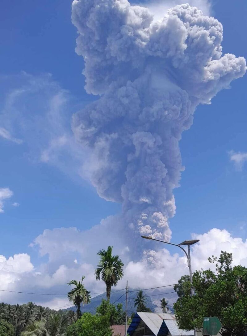 Erupsi Gunung Ibu Halmahera Barat yang diabadikan Warga dari Desa Sangaji Nyeku Kecamatan Tabaru Halmahera Barat.