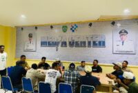 Ngobrol santai Kadis Kominfo Sula, Basiludin Labesi bersama dengan wartawan. 