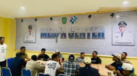 Ngobrol santai Kadis Kominfo Sula, Basiludin Labesi bersama dengan wartawan. 