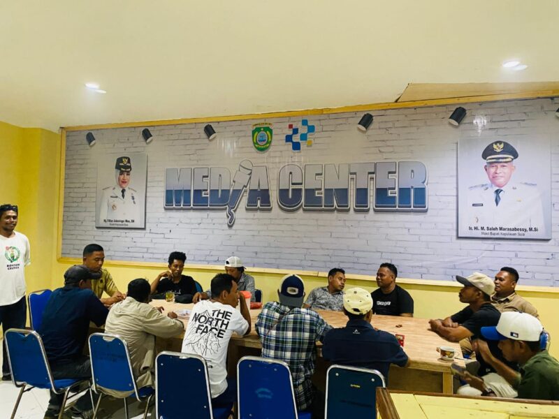 Ngobrol santai Kadis Kominfo Sula, Basiludin Labesi bersama dengan wartawan. 