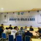 Ngobrol santai Kadis Kominfo Sula, Basiludin Labesi bersama dengan wartawan. 