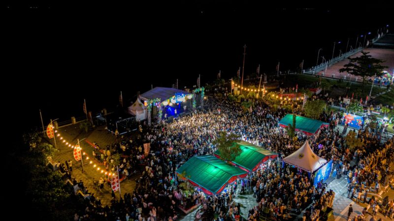 Foto dengan menggunakan drone terlihat tibuan orang memadati area kegiatan kampung rameang di kawasan Tugulufa