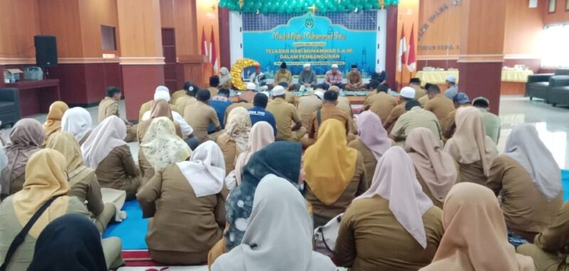 Kepala Dinas PUPR, Risman Djafar dan jajaran beserta ASN dengan takjim mengikuti perayaan Maulid Nabi SAW yang dipandu oleh Al Habib Zaki bin Abdurrahman Alaydrus. 