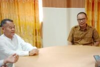 Kakanwil Kemenag Malut, Amat Manaf (Kameja Putih) dan ketua LPPD sekaligus Ketua Panitia Pasparawi, Naly Thomas saat konfrensi pers di kantor Kemenag Malut di SOFIFI. 