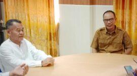 Kakanwil Kemenag Malut, Amat Manaf (Kameja Putih) dan ketua LPPD sekaligus Ketua Panitia Pasparawi, Naly Thomas saat konfrensi pers di kantor Kemenag Malut di SOFIFI. 