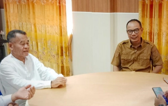 Kakanwil Kemenag Malut, Amat Manaf (Kameja Putih) dan ketua LPPD sekaligus Ketua Panitia Pasparawi, Naly Thomas saat konfrensi pers di kantor Kemenag Malut di SOFIFI. 