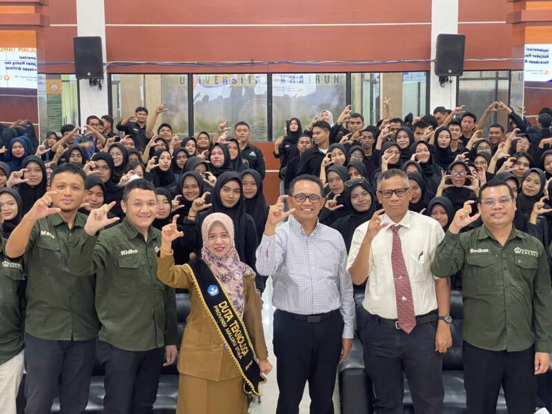 Kadikbud Malut, Abubakar Abdullah bersama dengan mahasiswa teknik informatika Universitas Khairun Ternate. 
