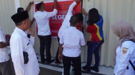 Pemkot Tikep melakukan penyegelan terhadap gerai Indomaret Loleo. 