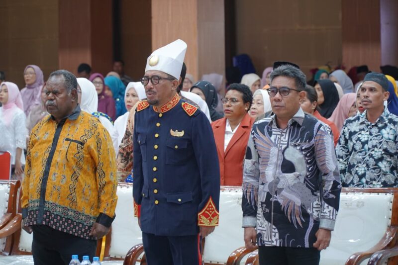 Wakil Wali Kota Tidore, Ahmad Laiman bersama Sultan Tidore Husain Syah menghadiri pelantikan IPTK Provinsi Papua Barat Daya. 