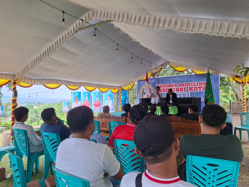 Suasana musyawarah ASKOT Tidore di Bukit Doraemon Kelurahan Tuguwaji. 