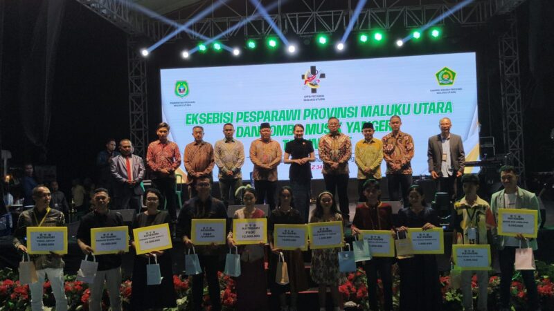 Gubernur Malut, Sherly Laos foto bersama dengan peserta Pasparawi yang telah menerima penghargaan. 