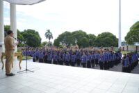 Prosesi pengambilan sumpah yang dirangkaikan dengan apel pagi gabungan dipimpin oleh Sekretaris Daerah, Ismail Dukomalamo