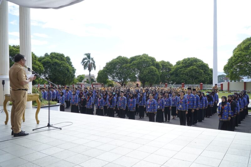 Prosesi pengambilan sumpah yang dirangkaikan dengan apel pagi gabungan dipimpin oleh Sekretaris Daerah, Ismail Dukomalamo