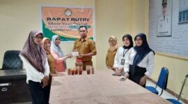 Kadis Kominfo Sula bersama pengurus DWP Kominfo dalam kegiatan launching produk. 