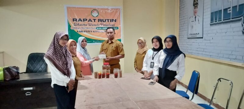 Kadis Kominfo Sula bersama pengurus DWP Kominfo dalam kegiatan launching produk. 