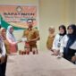Kadis Kominfo Sula bersama pengurus DWP Kominfo dalam kegiatan launching produk. 