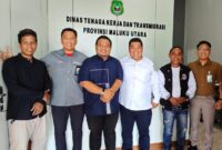 Ketua ASKOT PSSI Tidore berkunjung ke kantor Disnakertrans Malut dan disambut baik Kadis Marwan Polisiri. 