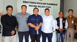 Ketua ASKOT PSSI Tidore berkunjung ke kantor Disnakertrans Malut dan disambut baik Kadis Marwan Polisiri. 