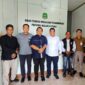 Ketua ASKOT PSSI Tidore berkunjung ke kantor Disnakertrans Malut dan disambut baik Kadis Marwan Polisiri. 