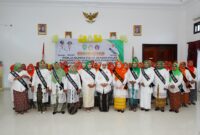 Ketua Bunda PAUD Kabupaten Kepulauan Sula, Hj. Hayati Marasabessy mengukuhkan pengurus Pokja, Kecamatan, dan Desa Bunda PAUD. 